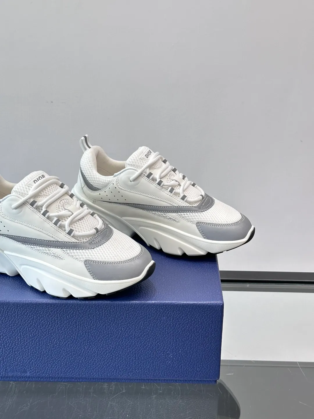 Men's shoes 💰p520 "Dior" B22 retro jogging shoes, inspired by classic jogging shoes, low-top thick sole design, cow leather + mesh fabric splicing, perfect texture and breathable. The black and white engraved rubber sole has great grip and comfort, and is OK for daily wear or sports! There is an embossed "CD" logo on the side of the shoe, which is low-key and recognizable. Rich colors, black and white, gray and blue, etc., versatile and fashionable, loved by European and American hip-hop circles and bloggers, a must-have for trendy wear size: 39-44 (customized at 45.46)